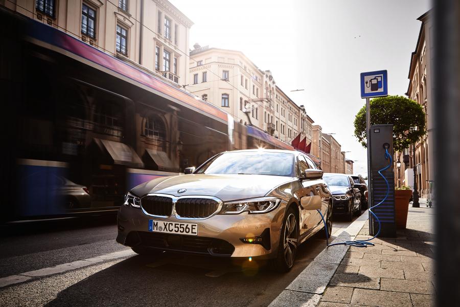  BMW 330e (G20) 2018 года  (WW) (фото 34 из 44)